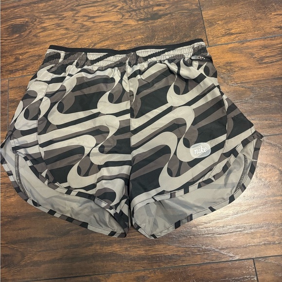 Women's Nike Dri-FIT Tempo Icon Clash Running Shorts. Size: Small - Picture 1 of 7